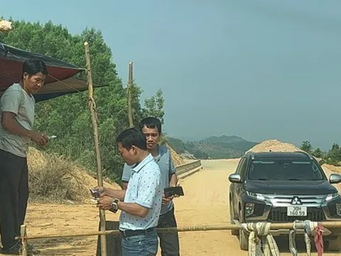 Chuyện lạ: Một hộ dân ủi đất, nối 2 đầu đường ngàn tỉ lập trạm thu phí