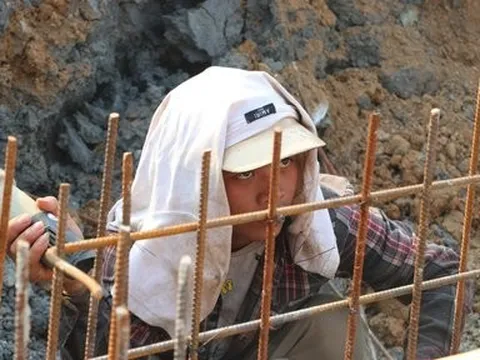 Công nhân miệt mài dưới nắng hơn 40 độ C để thi công cao tốc Bắc - Nam