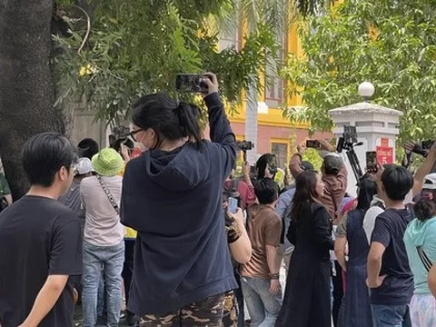 CLIP: Xét xử vụ án bà Nguyễn Phương Hằng, hàng trăm Youtuber tụ tập trước toà