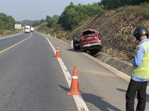 Nhiệt độ trên mặt đường cao tốc nóng kỉ lục 63 độ C, hàng loạt ô tô vỡ lốp