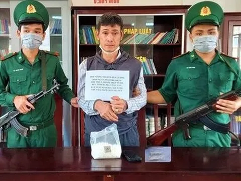 Lực lượng Biên phòng và công an chặn bắt đối tượng tàng trữ hơn 0,5kg ma tuý