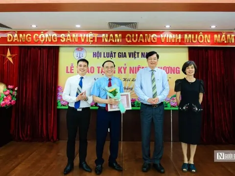 Trao kỷ niệm chương “vì sự nghiệp phát triển Hội Luật gia Việt Nam”