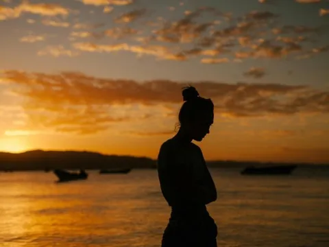 Nỗi lo "khủng hoảng hiện sinh" và tư vấn của chuyên gia tâm lý