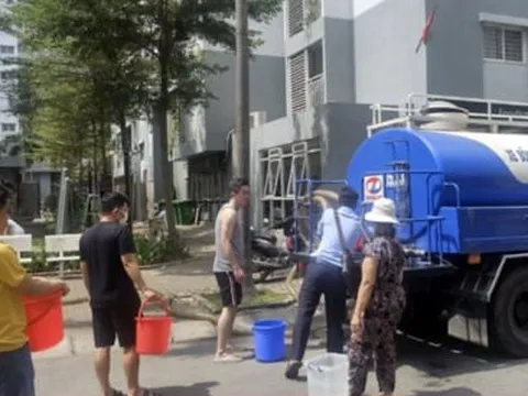 Sau một đêm xếp hàng hứng nước, chung cư ở TP Thủ Đức được cấp nước trở lại