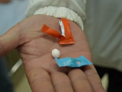 Lại ăn kẹo lạ, 30 học sinh nhập viện cấp cứu