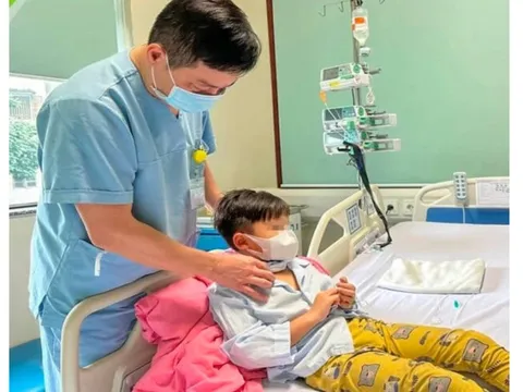 Bé trai vỡ khí quản, nguy kịch tính mạng do ngã vào kệ tivi