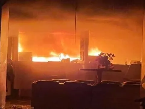 Phòng giao dịch ngân hàng bất ngờ phát hỏa trong đêm