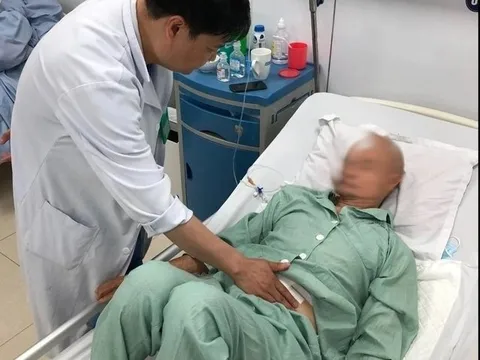 Hà Nội: Người đàn ông hoại tử ruột non nghi do ngộ độc thức ăn