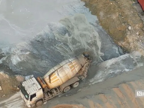 Hà Nội: Trạm trộn bê tông nghi hoạt động "chui", xả thải ra môi trường