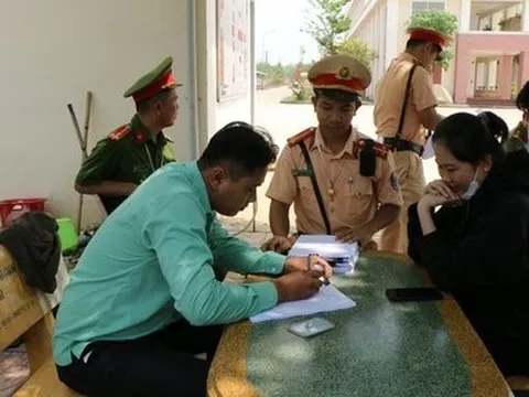 Bình Phước: CSGT Đồng Phú kiểm tra phương tiện, phòng ngừa tai nạn cho học sinh