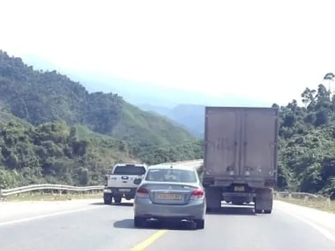 Mức phạt lỗi lấn làn xe ô tô năm 2024 là bao nhiêu?