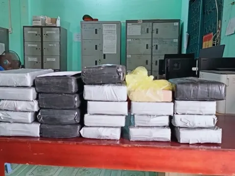 Phát hiện nhiều vật thể nghi ma túy trôi dạt trên biển ở Bến Tre