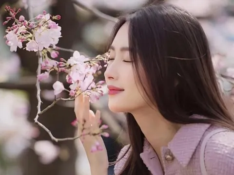 Khoe sắc bên hoa, Hoa hậu Đặng Thu Thảo xứng danh “thần tiên tỷ tỷ”