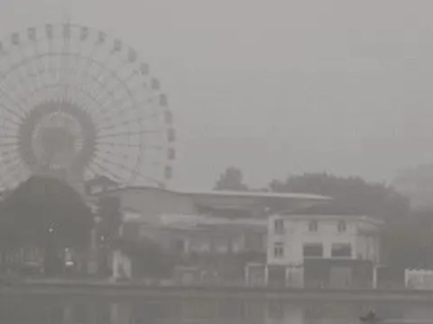 "Khổ" như đi chơi Hồ Tây: Chen chân, nhích từng chút trên đường bụi mù