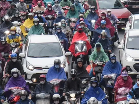 Người Hà Nội vất vả đi làm ngày đầu tuần vì mưa phùn, đường phố ùn tắc