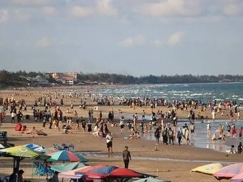 Biển Vũng Tàu đông đúc du khách đổ về tắm biển "giải nhiệt" cuối tuần