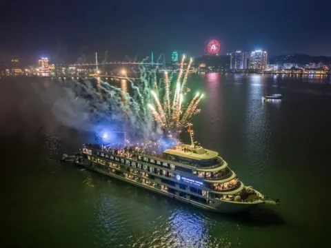 Điểm sáng của du lịch hè Hạ Long 2024: Bắn pháo hoa trên du thuyền