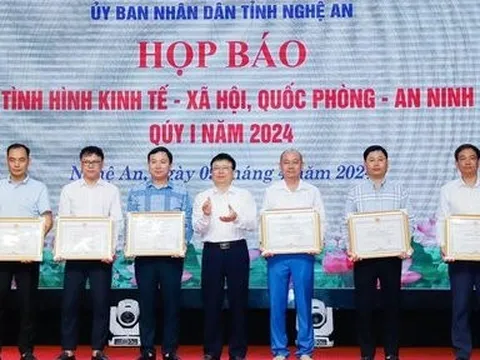 Nghệ An tặng bằng khen Trưởng VPĐD miền Trung của Tạp chí Đời sống & Pháp luật