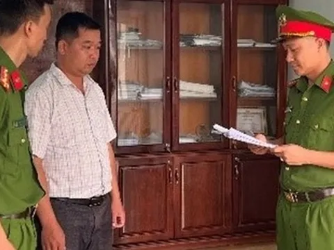 Bắt Giám đốc Văn phòng ĐKĐĐ cấp khống sổ đỏ trên đất người khác