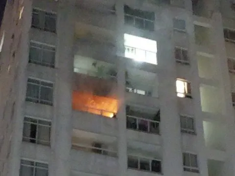 TP Thủ Đức: Gần sáng, một căn hộ tại chung cư 4S Linh Đông bốc cháy