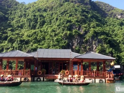 Trung tâm văn hóa Cửa Vạn ở vịnh Hạ Long dừng đón khách để sửa chữa