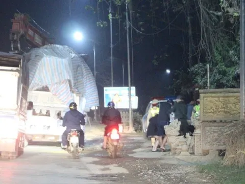 Xe Howo chở đá cồng kềnh vượt chốt CSGT Thanh Hóa trong đêm