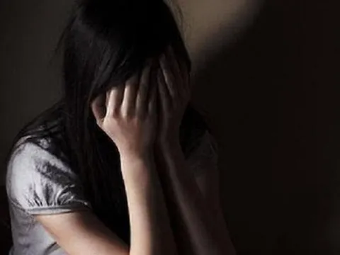 Khởi tố cha dượng cưỡng bức con gái riêng của vợ