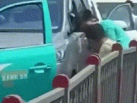 Hai tài xế lao vào đánh nhau trên cầu Kênh Tẻ