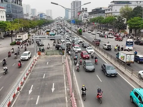 Cầu vượt thép Mai Dịch thi công xong nhưng chưa thông xe, người dân vẫn chật vật di chuyển qua nút ‘thắt cổ chai’