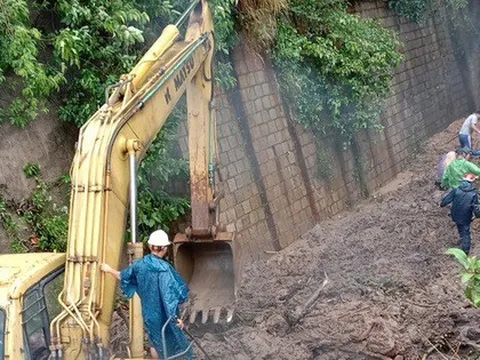 NÓNG: Sạt lở hầm ở đèo Cả, đường sắt tê liệt