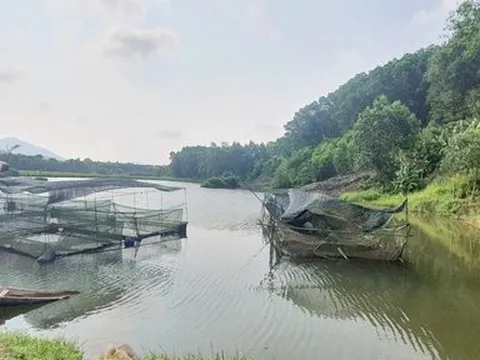 Nạo vét kênh “đen” ở Huế: Chở bùn từ kênh bẩn đưa đi lấp ao sạch