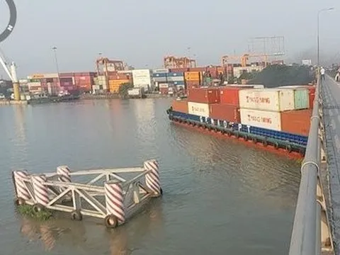 Tàu chở container có trọng tải 4.600 tấn bị kẹt dưới gầm cầu Đồng Nai