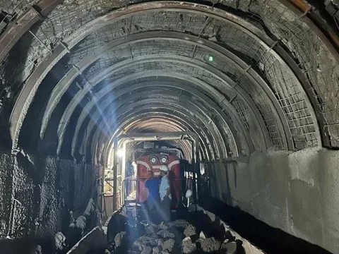 Hầm Bãi Gió tiếp tục sạt lở, đường sắt Bắc - Nam vẫn tê liệt