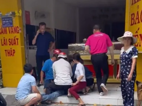 Dân phòng quật ngã tên cướp tiệm vàng giữa ban ngày