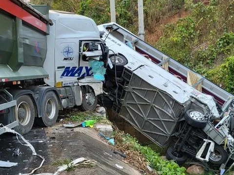 Xe chở đoàn cán bộ Quản lý thị trường TP HCM gặp nạn ở Kon Tum