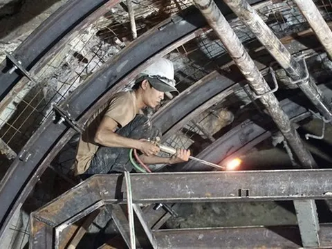 Đường sắt Bắc - Nam còn ách tắc 3 ngày tới vì sạt lở hầm Bãi Gió