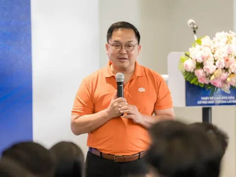 Ông Hoàng Nam Tiến: “Muốn lương 10.000 USD, hãy tắt điện thoại đi và bớt hóng các bình luận trên MXH”