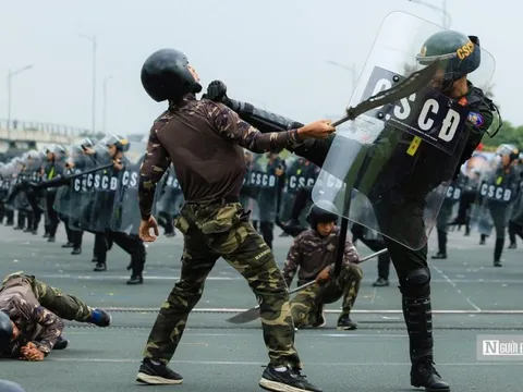 Mãn nhãn màn biểu diễn của Cảnh sát cơ động