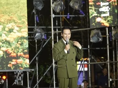 Lý Hải trở lại sân khấu với vai trò ca sĩ tại phố đi bộ Nguyễn Huệ