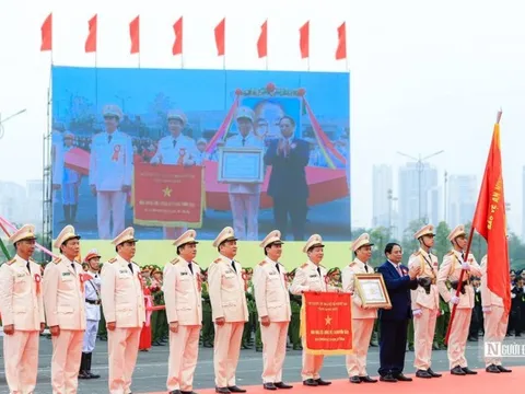 Thủ tướng dự lễ kỷ niệm 50 năm Ngày truyền thống lực lượng Cảnh sát cơ động