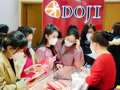 Giá vàng tăng vùn vụt trong năm 2023, DOJI bất ngờ báo lãi giảm hơn 50%, chỉ bằng 25% lợi nhuận của đối thủ PNJ
