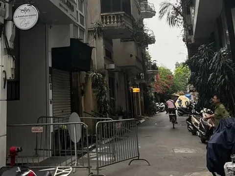 Sập mái kính nhà 7 tầng ở phố cổ Hà Nội, 2 người chết