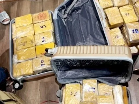 Ập vào căn hộ tại TPHCM, cảnh sát phát hiện bí mật khủng khiếp bên trong những chiếc vali