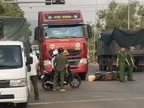 Điều tra vụ xe máy va chạm xe đầu kéo, người phụ nữ 61 tuổi tử vong