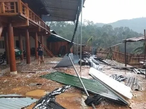 Nghệ An: Xuất hiện mưa đá khiến nhiều nhà hư hỏng, 1 người bị thương