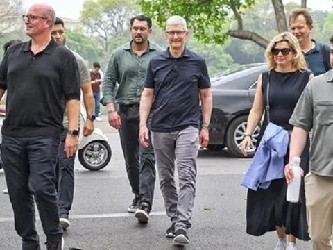 CEO Apple Tim Cook dạo phố Hà Nội và uống cà phê trứng khiến giới trẻ "phát sốt"