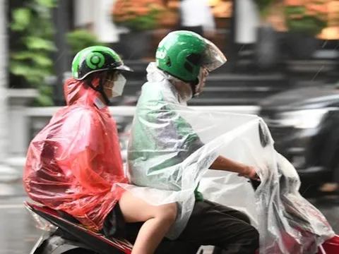 Miền Bắc mưa dông, miền Trung nắng nóng gay gắt