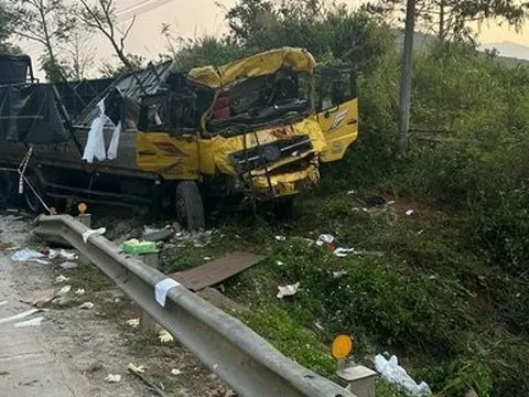 Kon Tum: Xe tải lao vào mương thoát nước 2 người tử vong