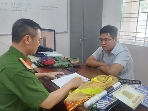 Xử lý đối tượng mặc trang phục công an, gắn biển ô tô "80A" để ra oai