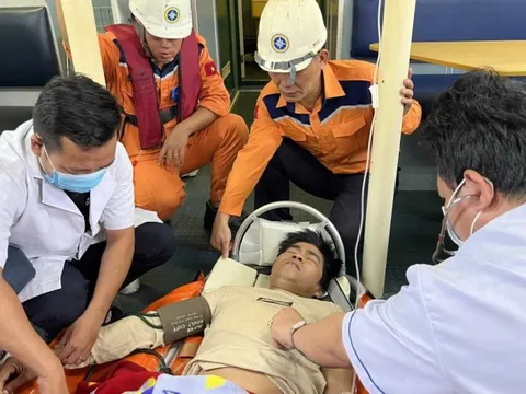 Cứu nạn khẩn cấp 1 ngư dân nghi bị viêm ruột thừa từ biển vào đất liền điều trị